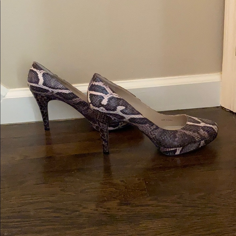 Ellen Tracy Patton snake print pumps size 9 1/2